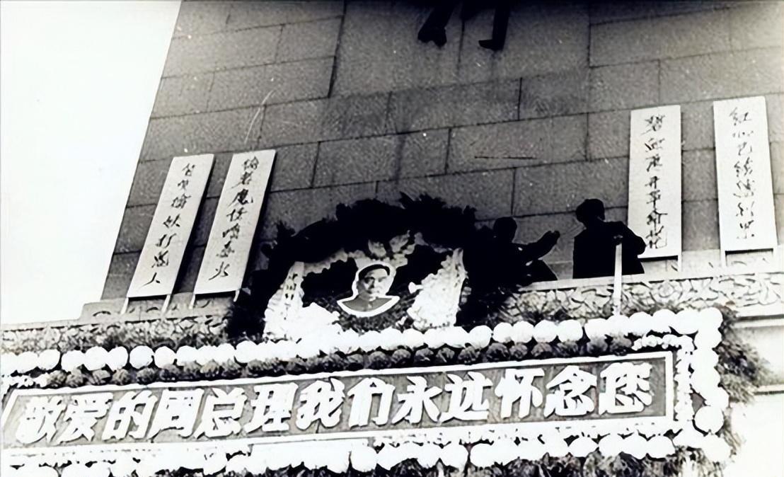 周恩来遗体火化前，乔冠华泣不成声紧握恩来双手，称愿像子女一样送您最后一程197