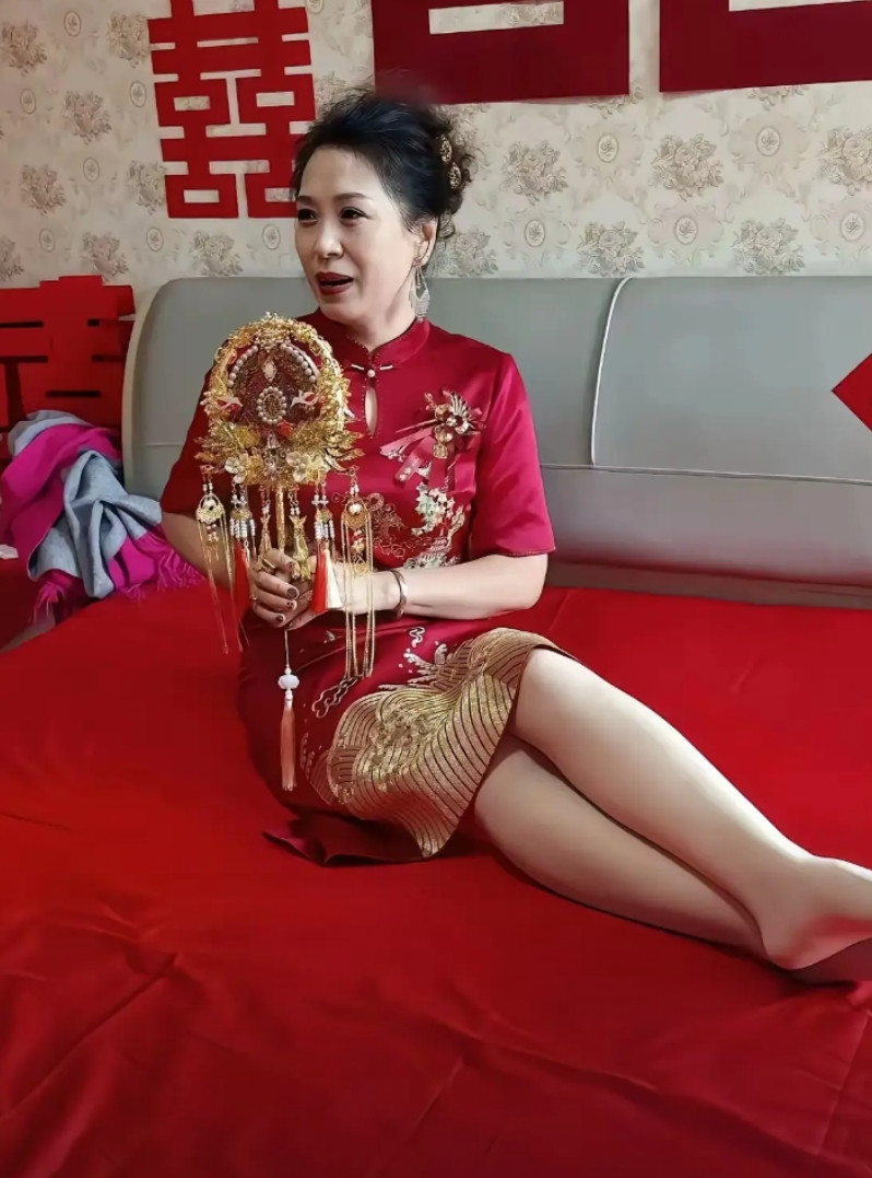 这是朋友三十万彩礼娶回家的新娘，大家看看漂亮不