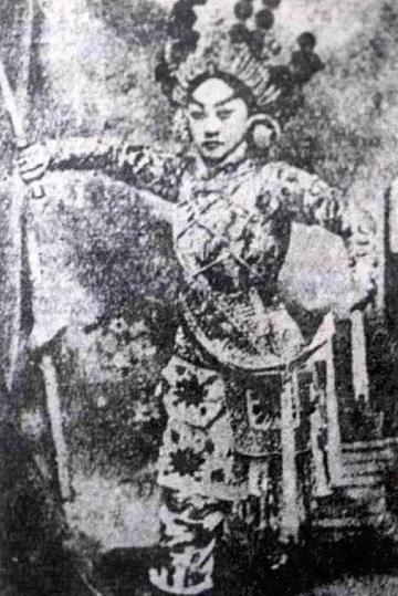 1925年，27岁露兰春伺候完57岁的黄金荣，便泛起恶心去洗手间干呕，擦完嘴巴，