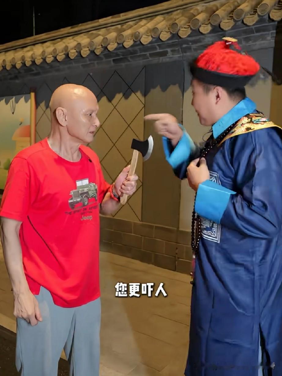 这不知是段子还是真实发生的状况，演员杜玉明和同事晚上收工后准备回家，站在路边拦了