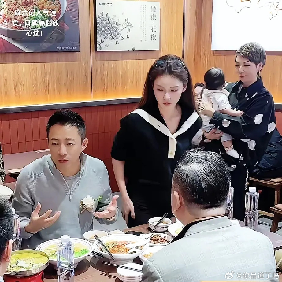汪小菲马筱梅带着小儿子去自家餐厅吃饭啦🥰小汪宝软萌可爱，看着特别讨喜。旁边抱着