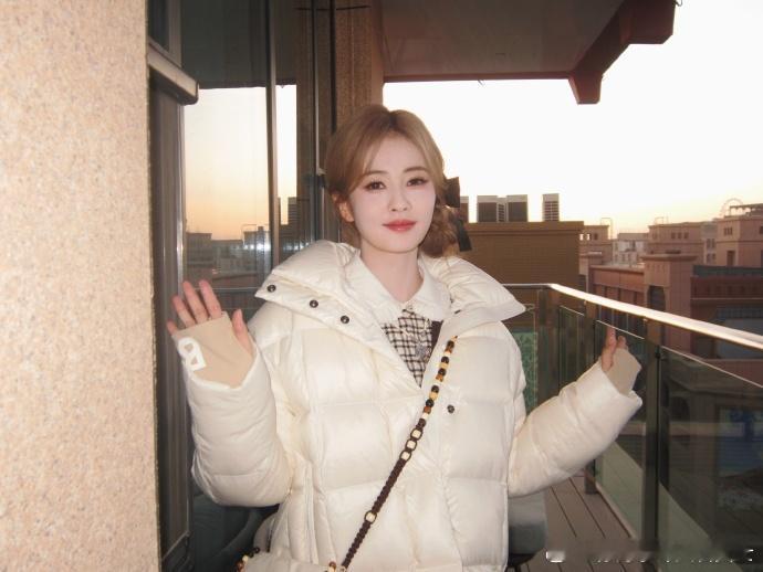 十点钟的日出和白鹿都很美白鹿新疆日出随拍十点钟的新疆日出耀眼，白鹿的随拍更是亮