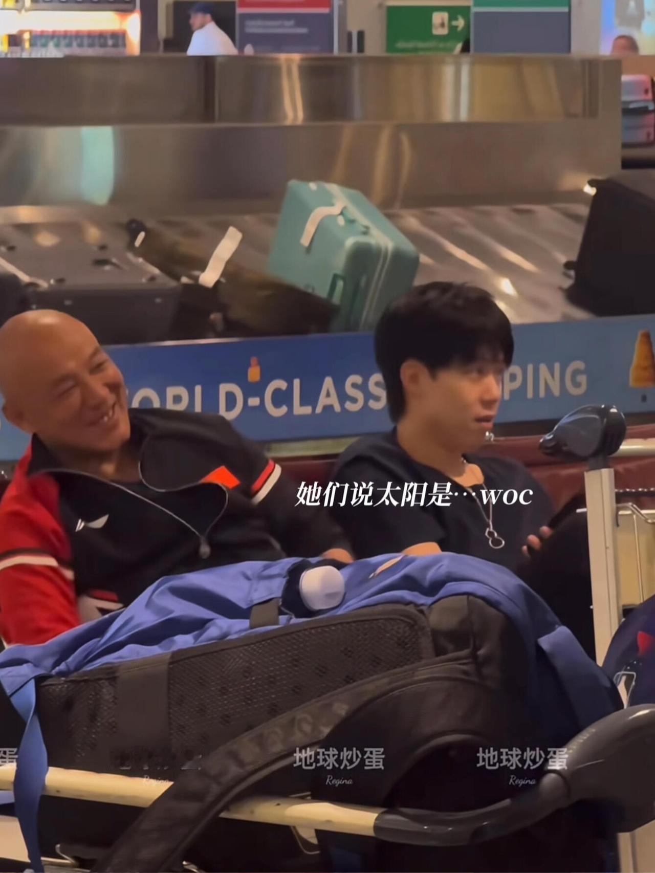 肖战和大头哥关系时真好，两人坐姿都很相似，耳濡目染，师徒俩的关系是真好，一直在努