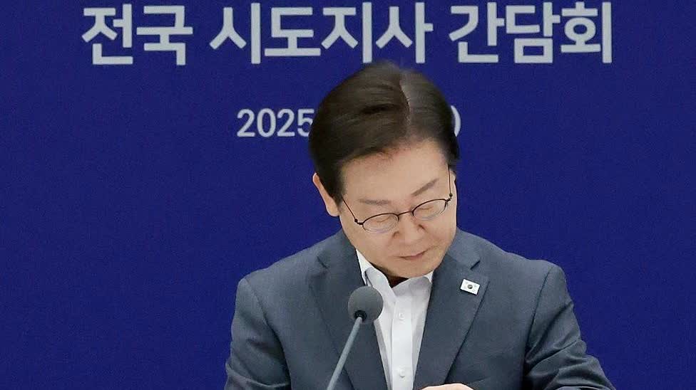 韩国总统李在明万万没想到，休假归来支持率暴跌，11日公布的最新民调显示其施政支持