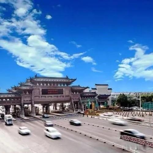 高速费真能0元了？多条老高速陆续免费，背后这事儿更提气长沙司机过高速时差点