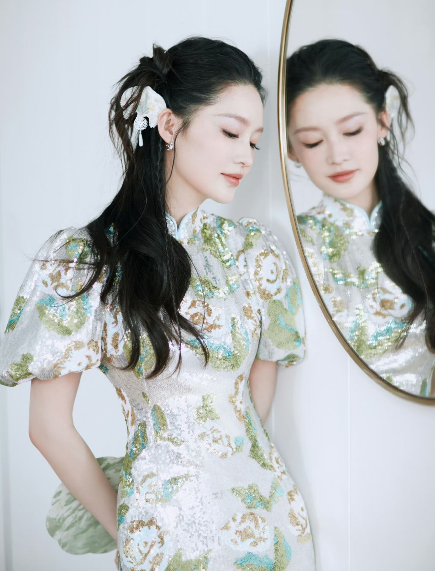 李沁旗袍装造型：婉约灵动！
