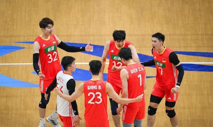 男排“外教”海宁用人保守，主攻王滨向他证明了年轻球员才是王道。与中国女排招来很多