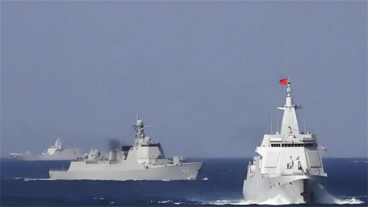 中国先进战舰全来了！组队直扑菲律宾海，澳大利亚预感不妙一支由075型两栖攻击