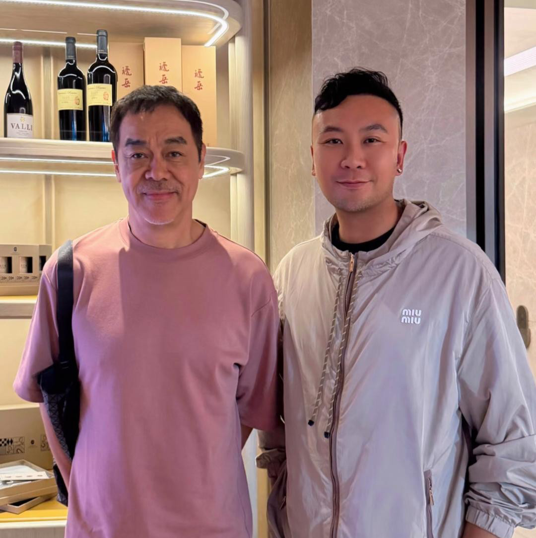 62岁刘青云在香港跑马地一家餐厅吃饭被偶遇，他打扮休闲年轻又大气，身材保持均匀，身姿挺拔松弛，精神饱