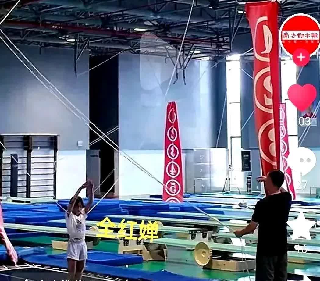 全红婵减了8斤，把鲨鱼肌都练出来了！镜头里一看就不一样，腰那儿线条清清