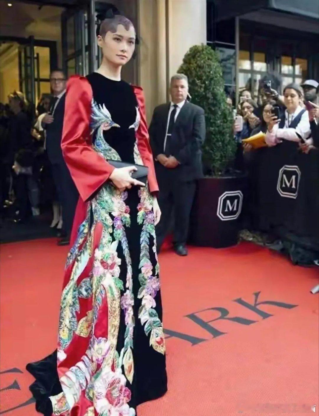 李宇春穿了件中国高定，巴黎炸了！那件孔雀蓝长裙，不是买来的，是郭培熬了1200小