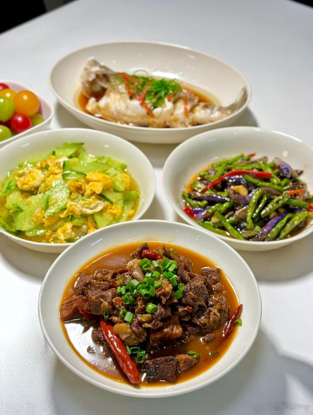 今日晚餐，简单的茄子、黄瓜炒鸡蛋和我最的鲈鱼和牛肉