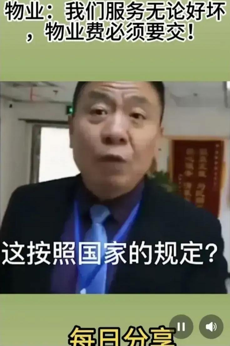 原来的小区是没有物业的，大门是敞开的，人们可以自由进出，还有人在小区里面买菜，后