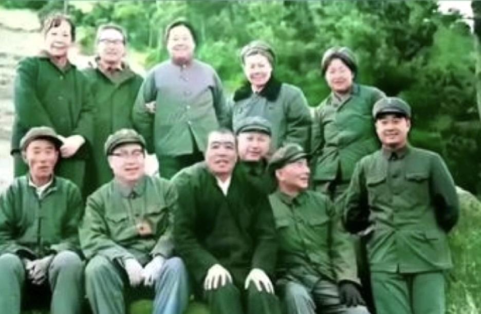 1975年秋，大寨虎头山上留下了一张珍贵合影。陈永贵、钱学森、李敏、孔令华等人在