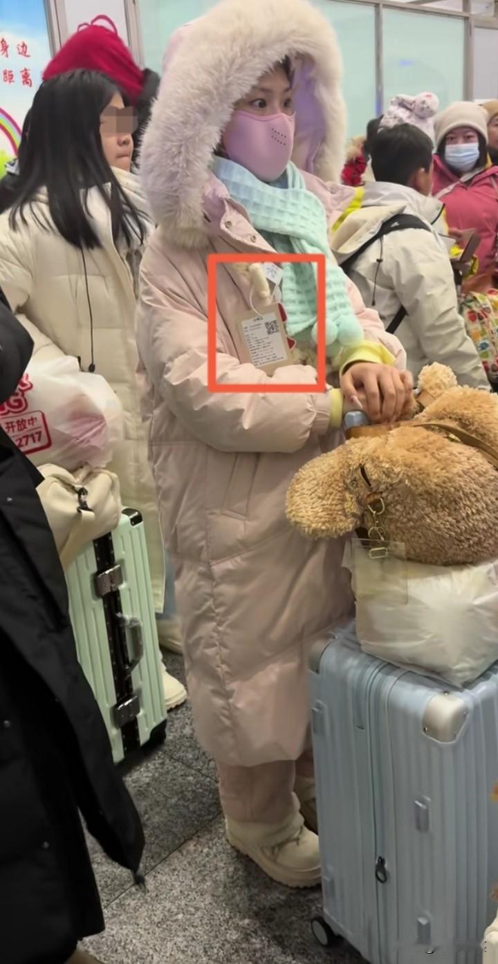 看看吧！吊牌也没撕，估计从黑龙江漠河回到她老家，就把羽绒服退了！东北冷，可她老家