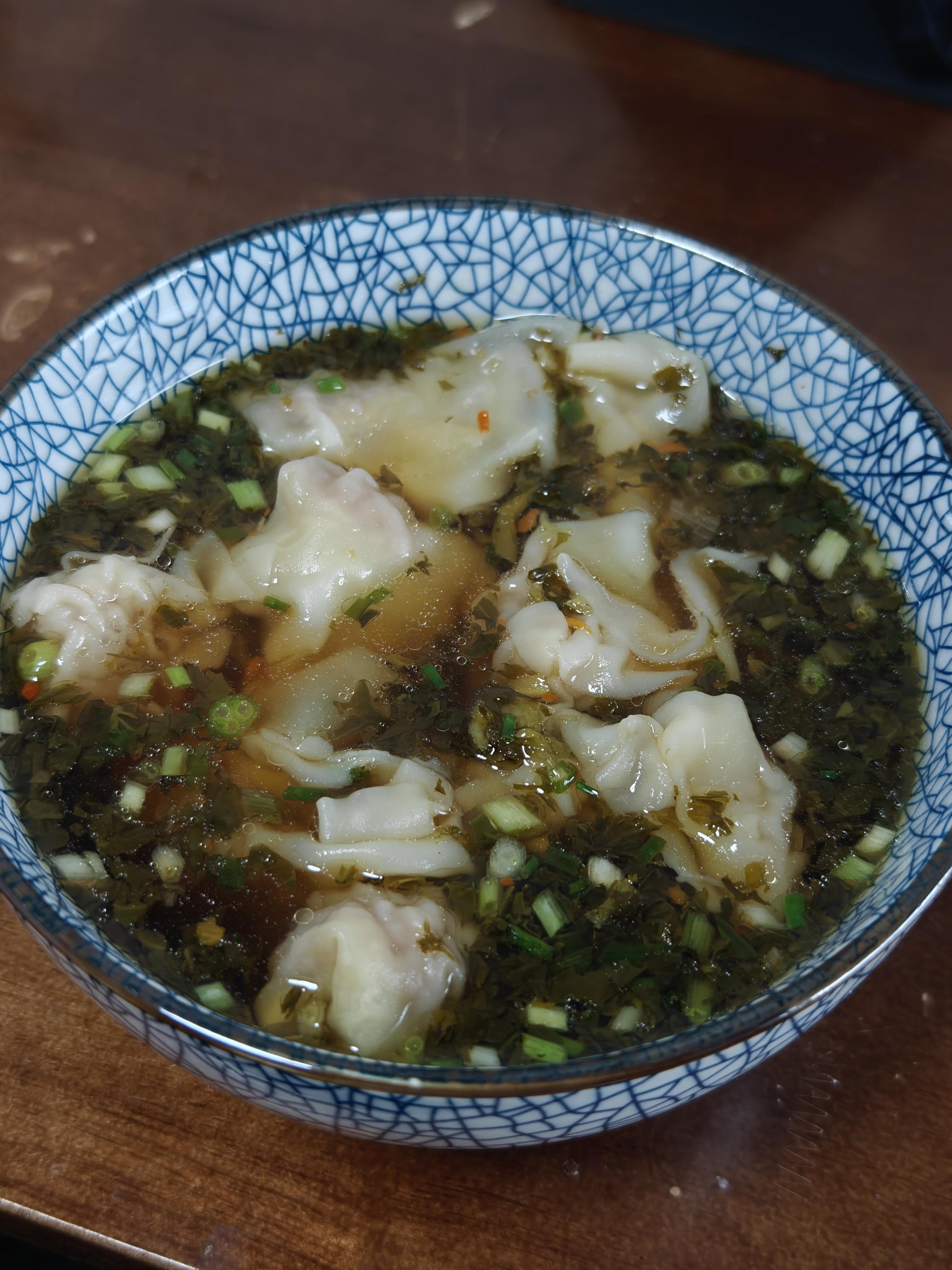 又吃上老妈牌馄饨～腌菜、猪肉还有馄饨皮，全都是她从湖南带过来的。这腌菜有点来头，