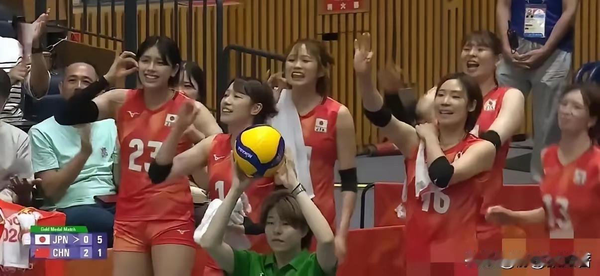 日本女排彻底尴尬了！第三局10:2领先中国女排，日本场上球员、主教练以及替补席