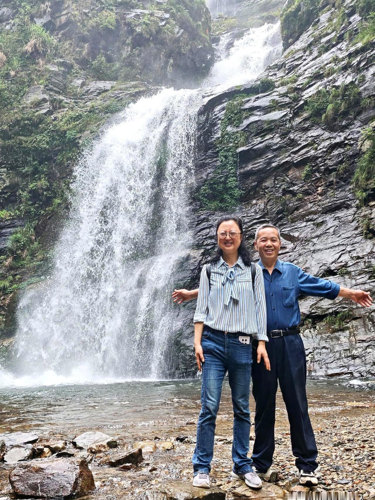 谁敢信啊？家里有个60岁干啥啥不行的“家务废柴”，每个月兜里只揣500块钱，我