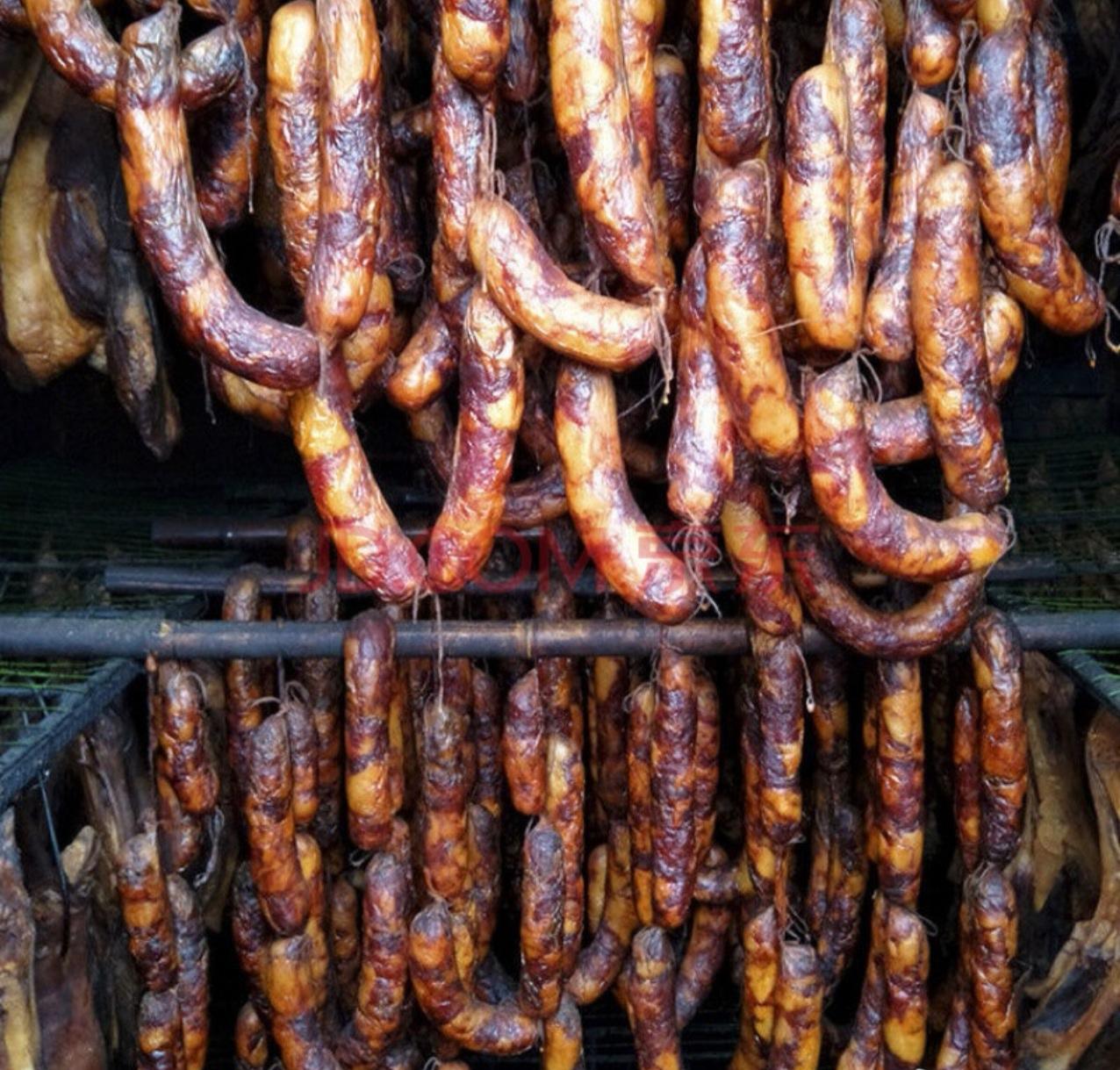 今年一入冬，我家阳台又挂满了心心念念的香肠。老公反问我，“你不是说今年无论怎