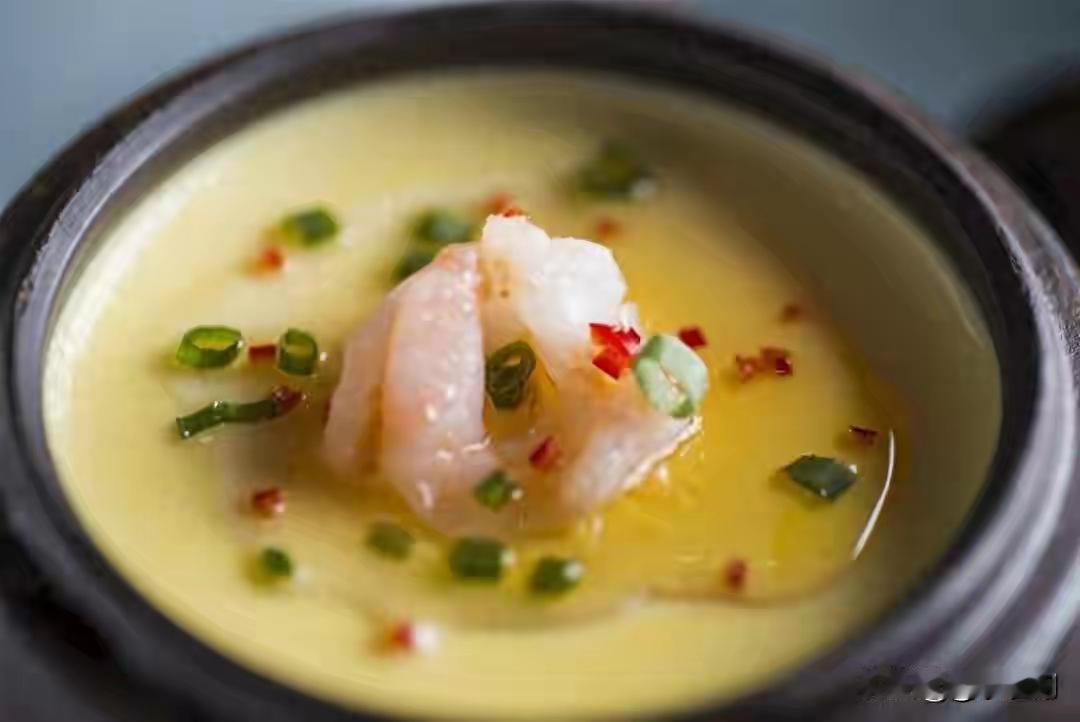 先别急着把早餐盘里的鸡蛋打入“冷宫”，它正被两拨人疯狂拉扯：一边把它捧成“平民燕