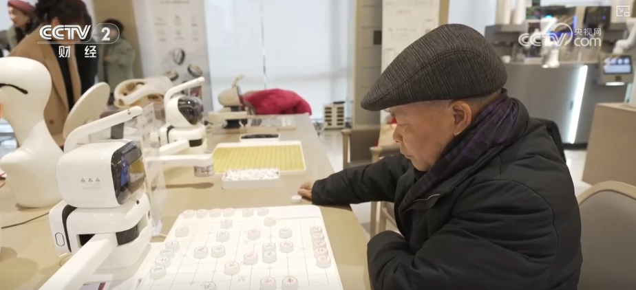 春节年货新宠：适老化科技产品走进老年人生活