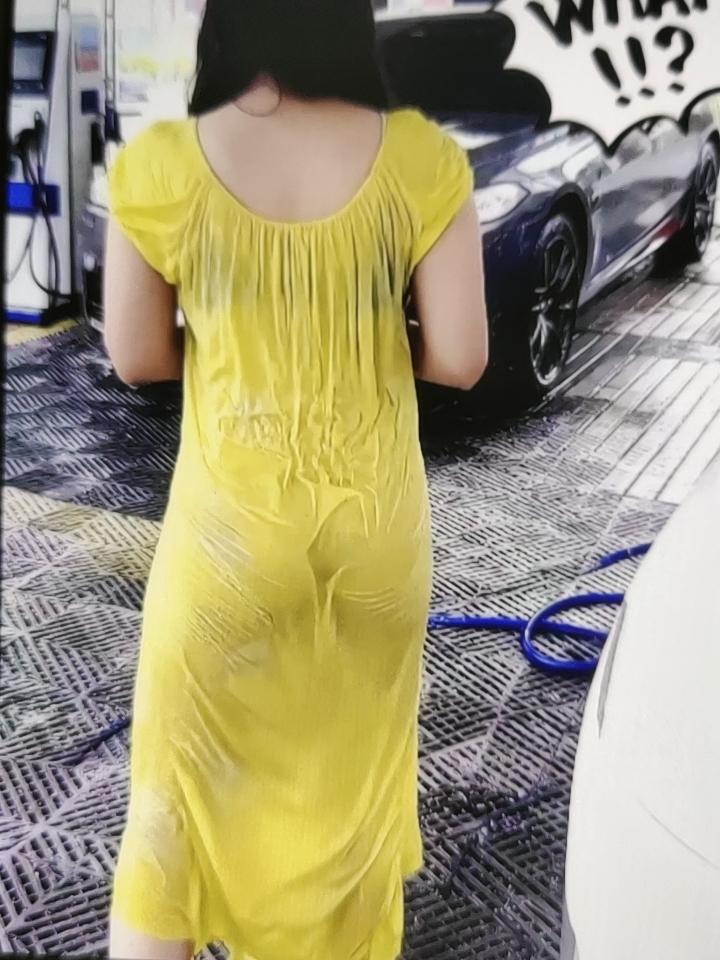 今天去洗车洗车阿姨一不小心水管没拿好，喷了隔壁美女一身水太尴尬了，大家有