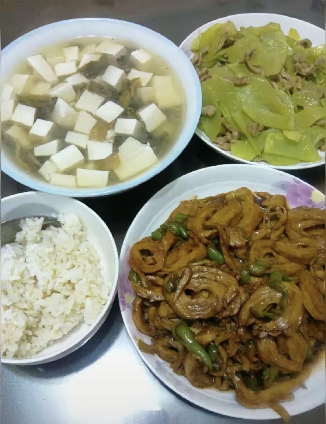 我有个朋友，从不碰晚饭，光靠早午饭撑着，还天天晚上跑去跑步。这事她坚持快三年了，