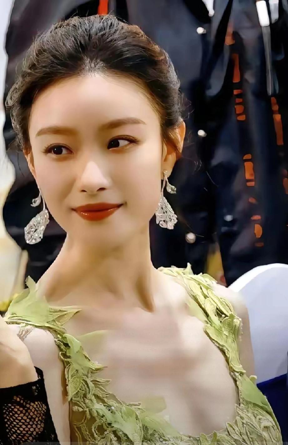 37岁倪妮豪宅家宴曝光！满屋闺蜜不见异性，活成真正的豪门37岁倪妮