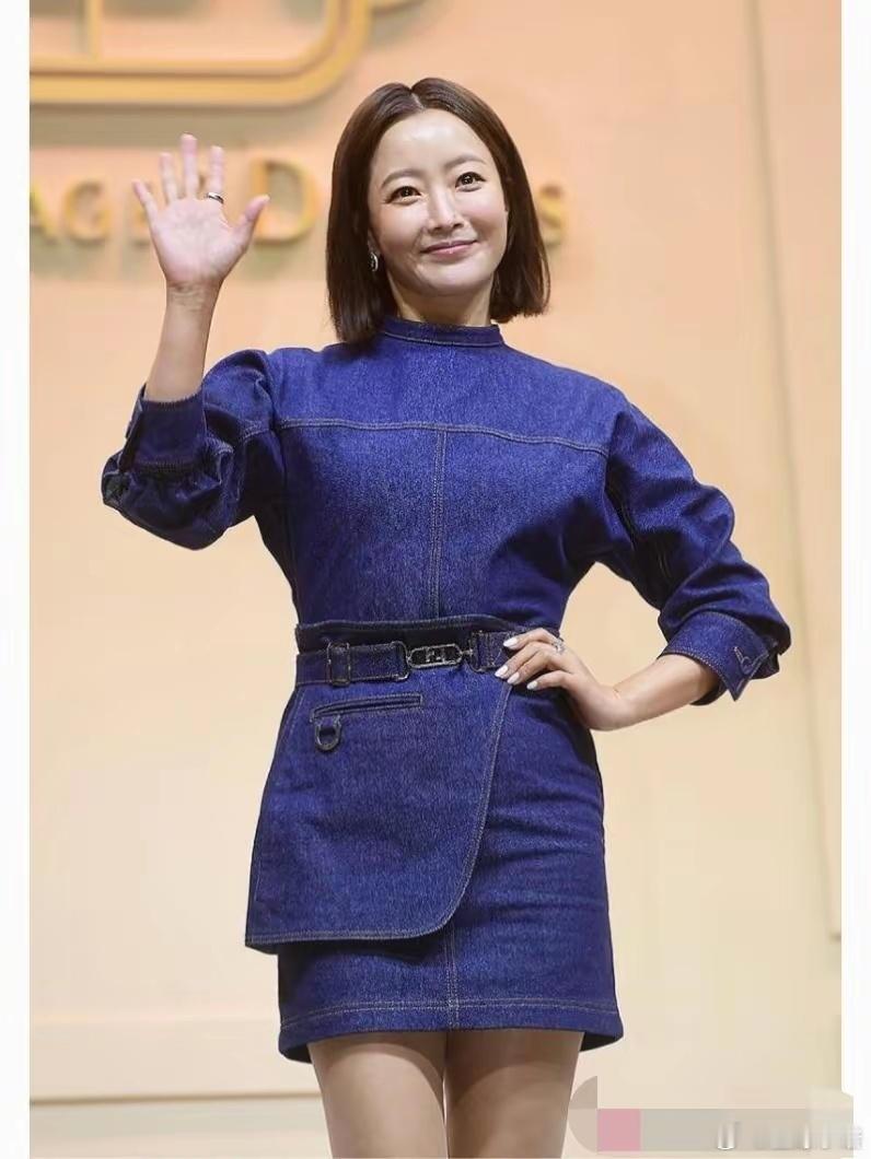 金喜善换短发后像换了个人，穿牛仔短裙又美又纯，差点认不出​​​
