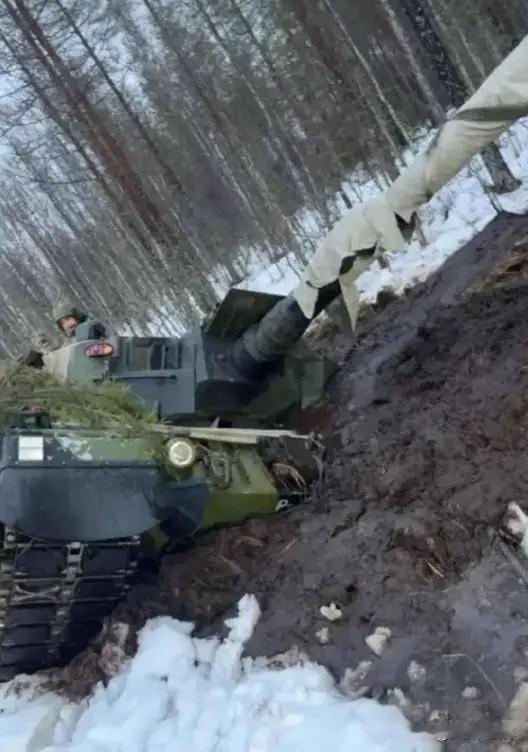 俄乌战争就教会一件事情，武器不是光靠纸面性能！豹2坦克长期世界排名第一坦克，遇到