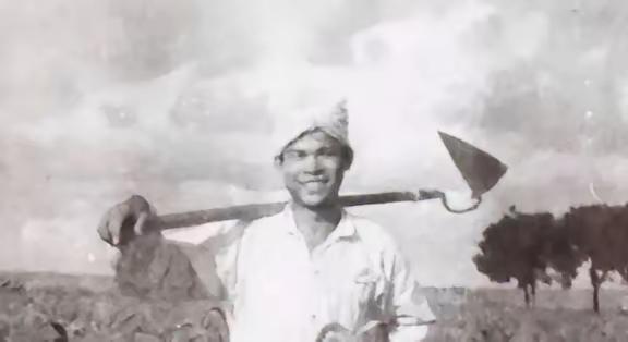 1972年，知青孟繁成去喝队长家儿子喜酒，吃饭时，队长的女儿冯玉凤突然问：“繁成