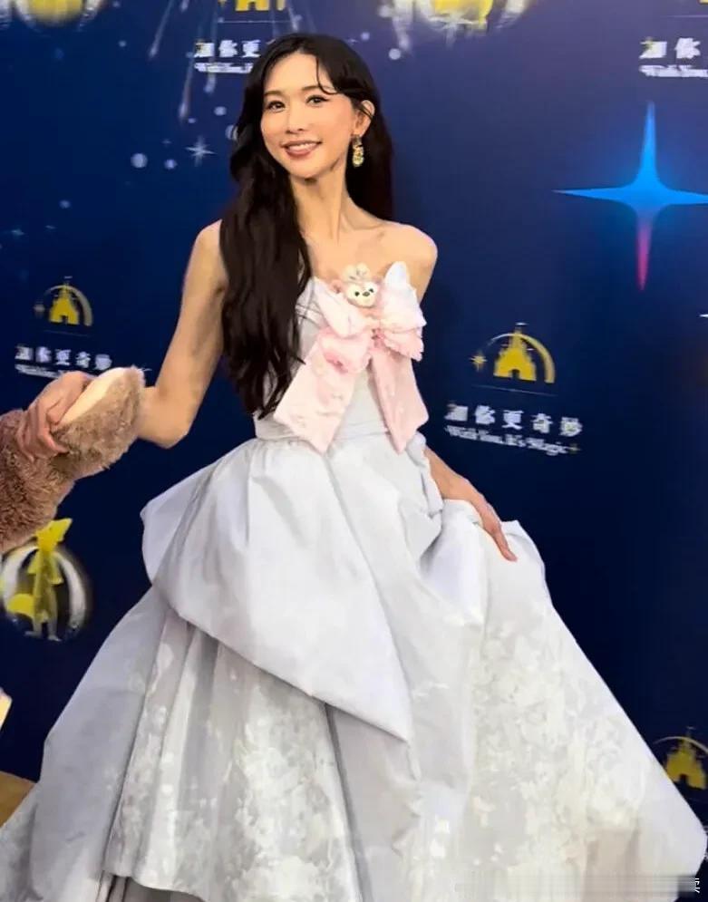 林志玲现身上海迪士尼十周年，与孙俪同框，对比鲜明。
