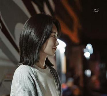 张小斐一剪短发惊艳全网！静奢风穿搭给用力过猛的女星上了一课