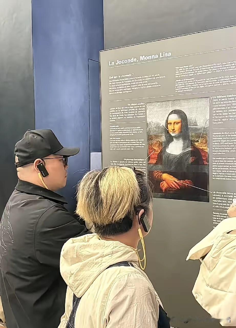 岳云鹏真的有大腕儿的范了！他领着一帮人到伦敦商演，妻子郑敏和徒弟也都陪伴在身边