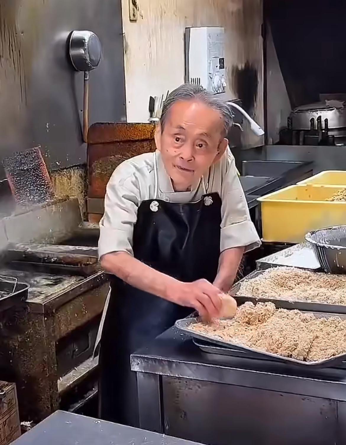 这在国内的话不得被喷成翔了，日本可乐饼仙人被日杂奉为工匠精神。在制作可乐饼过程中