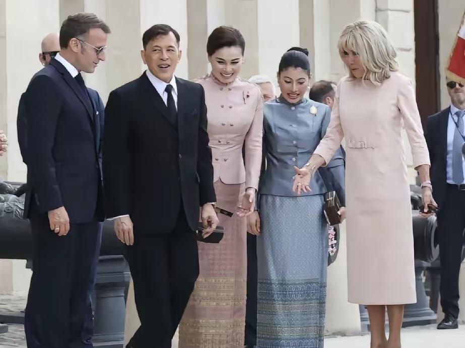这四人同框，看起来挺和谐！老夫少妻、老妻少夫，这一刻被这两对具象化了！多少还有