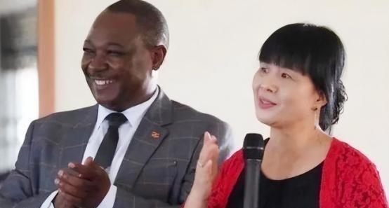 1996年，清华才女王丽红不顾父母反对远嫁乌干达老公，婚后生四个子女，被生活摧