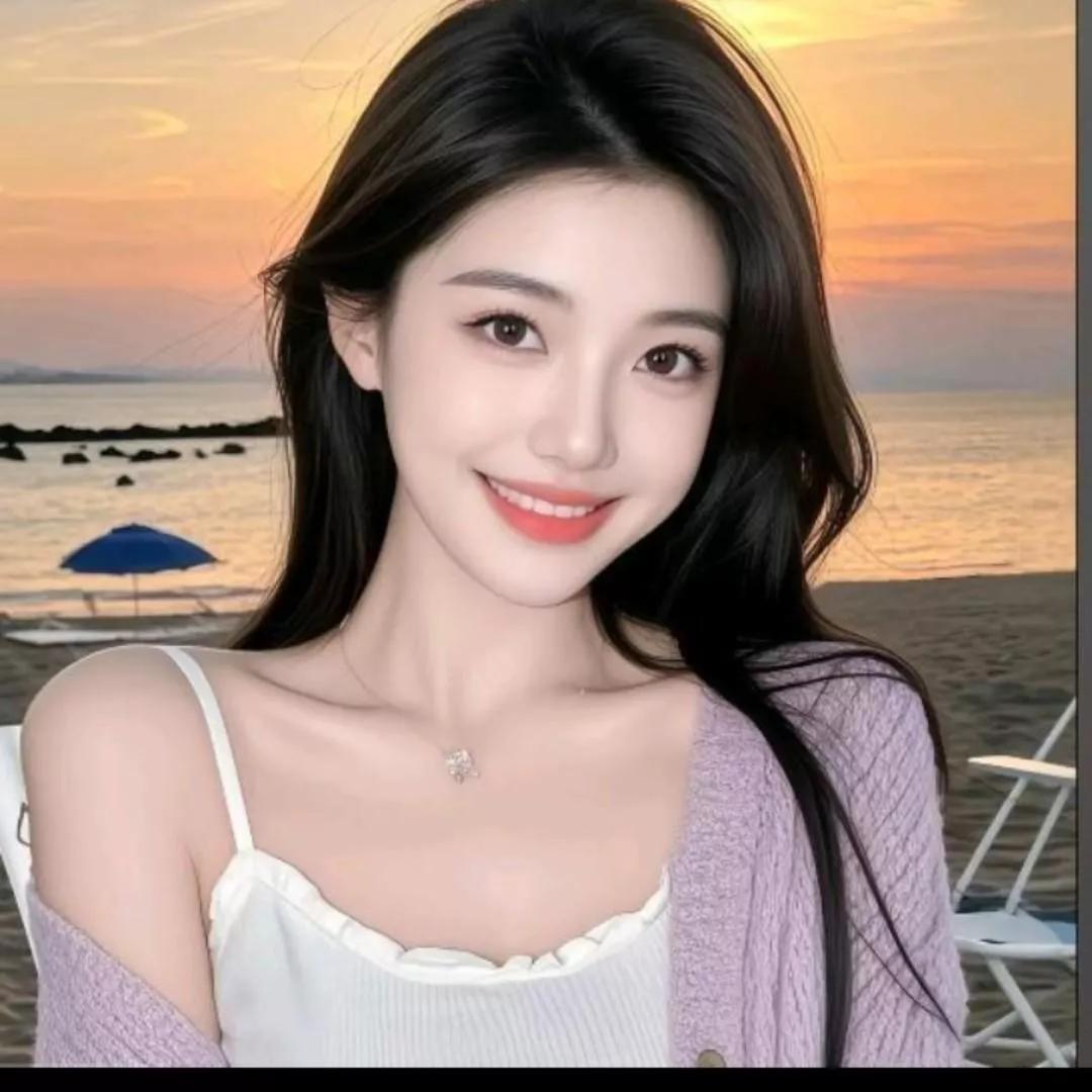 海边少女，笑靥如花，享受海风轻拂的美好时光！海边花海少女海边活力少女海边度假