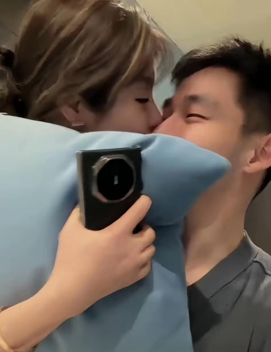 应该彻底封杀于文红和她的小男友!昨天刷到这个大妈于文红和她24岁的小男友直播,