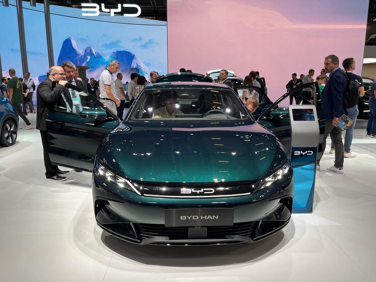 终于轮到咱们出口宰割他们了。韩国媒体报道比亚迪10个月之内已经超过了丰田和奥迪