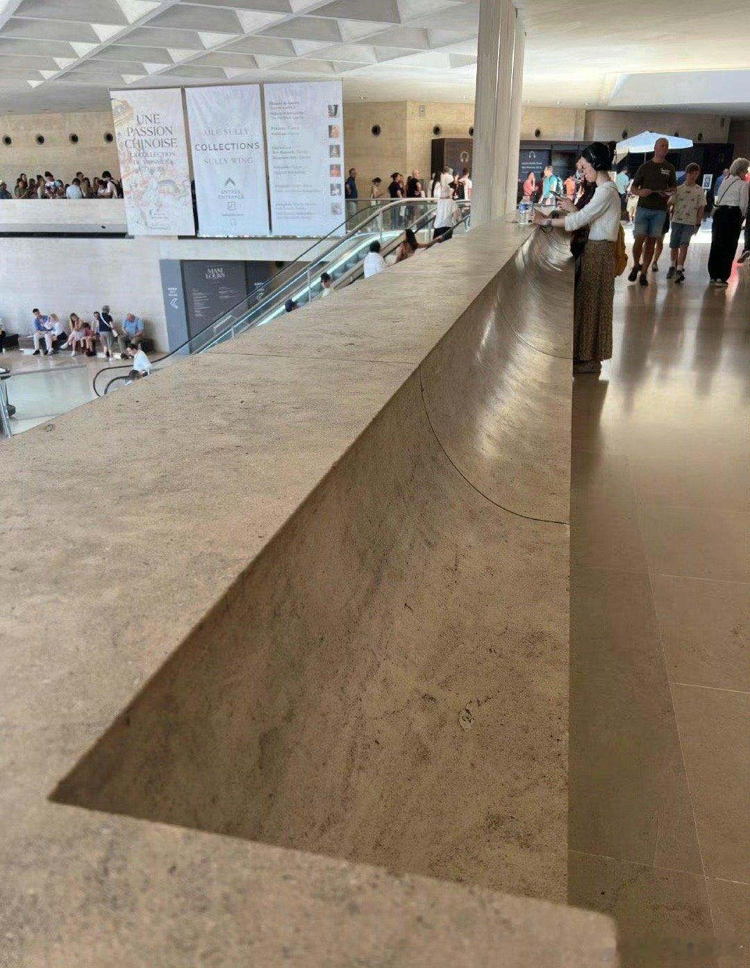 网友在卢浮宫发现一个人性化设计一开始不知道这个弧形设计是干啥的，直到看到这个外国