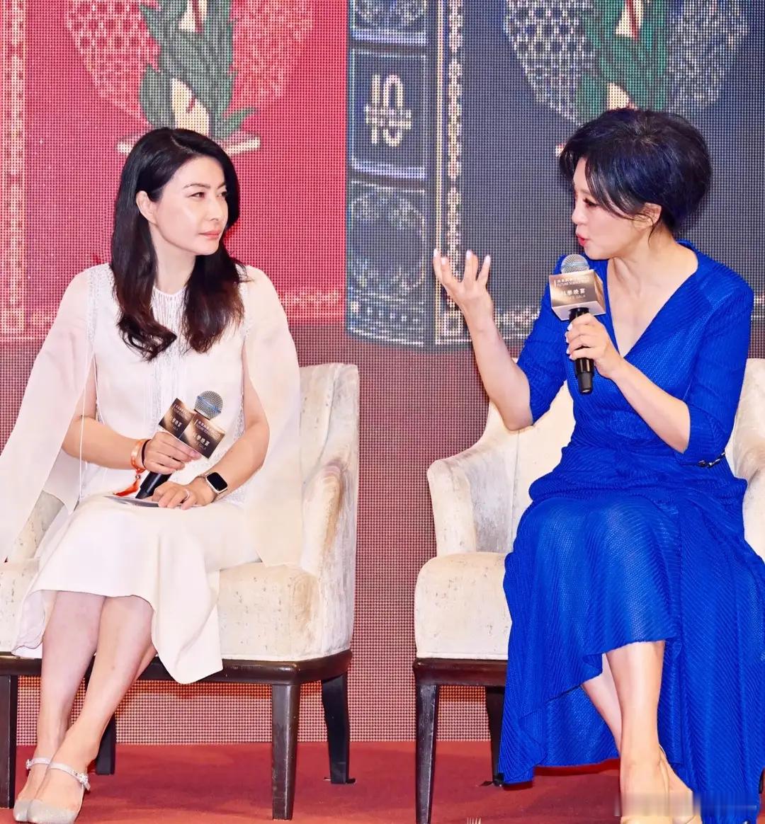 郭晶晶穿白色长裙出席“未来”科学家活动，温婉美丽！​​​