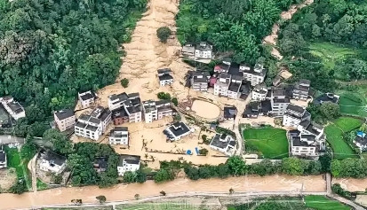 暴雨之夜0点巡逻！山体滑坡前，基层女干部救下57人，村民都哭了！刘明芳预警山体滑