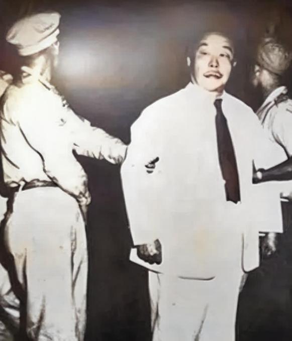 1950年，一个国民党上将，走向刑场。行刑前，老战友蒋鼎文让士兵端来酒食，想