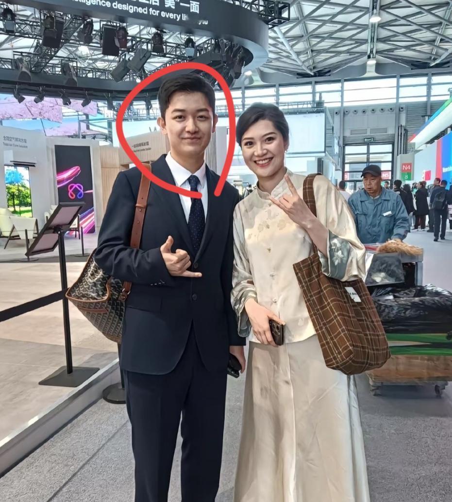 两周年庆典，董宇辉攥紧话筒，第一次当着千万人面说：“他是最可靠的搭档。”镜头