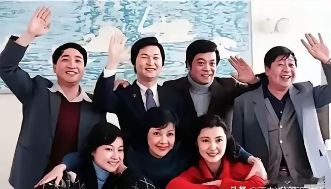 后排就认得出姜昆，赵忠祥，马季，前面坐着的有陈思思，右边的是姜黎黎，而坐在中间美