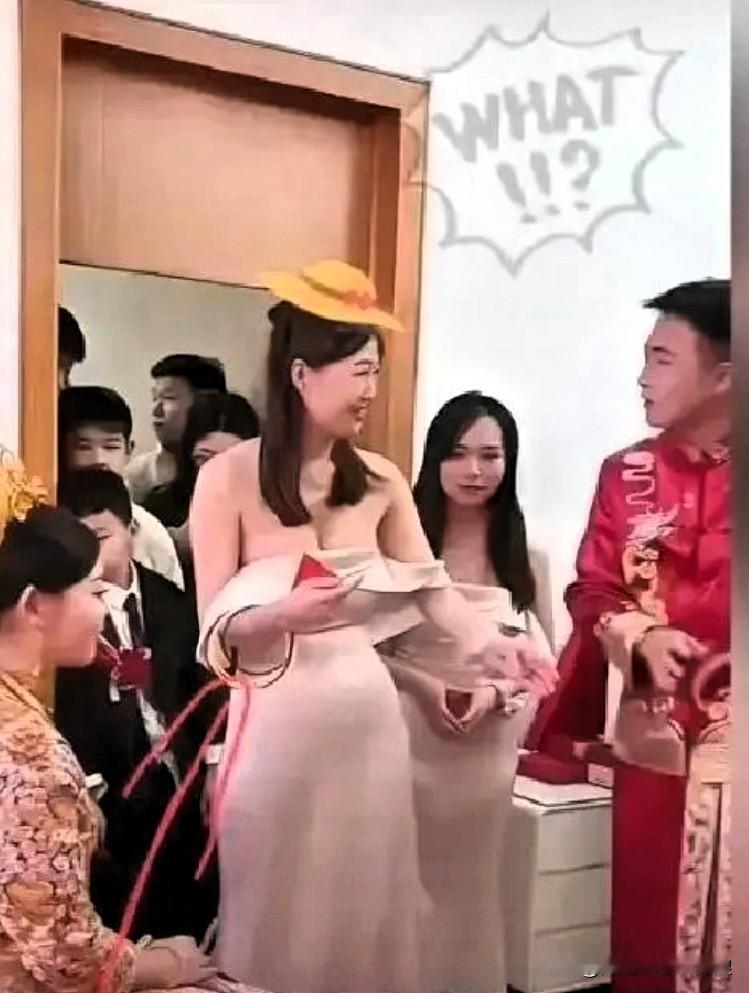 12月5日凌晨，成都一场婚礼的短视频冲上热搜，4小时播放量破百万，网友看完纷纷留