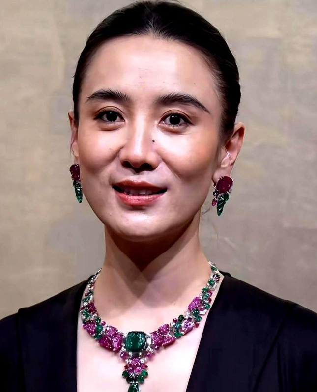 宋佳不靠大动干戈，靠的是每天准点睡觉、少吃糖、练普拉提。玻尿酸一年没用满一毫升