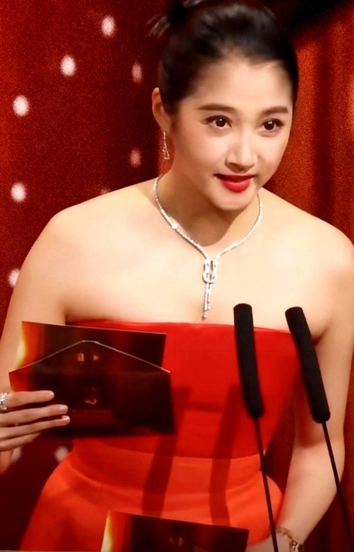 关晓彤金鸡奖封神，真不是偶然。第36届金鸡奖上，她那身镶了2000多颗水晶的