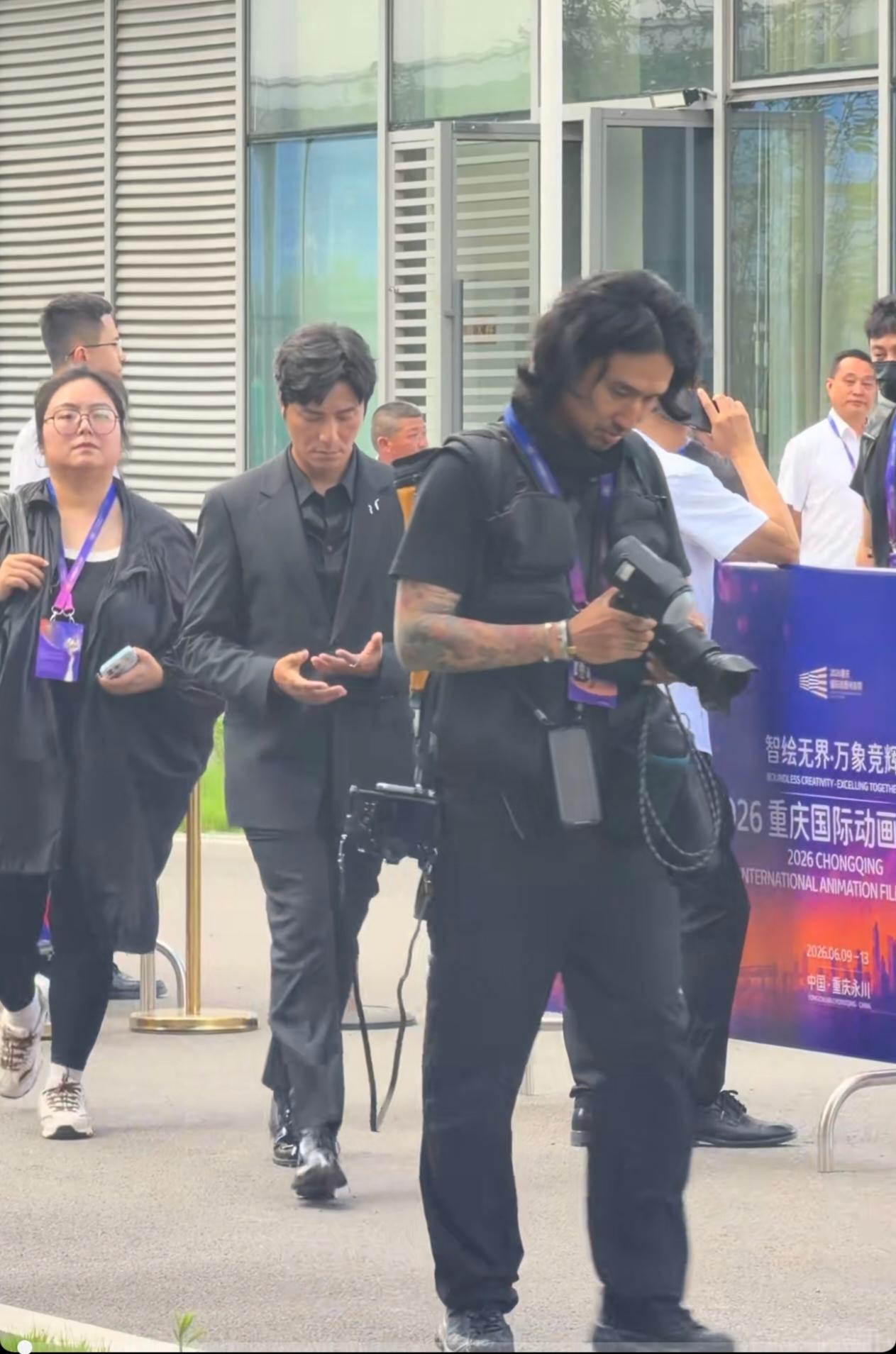 演员陈坤出席2026重庆国际动画电影周的路透，这是他6月9日在重庆永川的路透照。